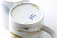 穏やかで、リラックスした雰囲気を漂わせる『Luca (ルカ)』シリーズ。ストンと飾らないシンプルな形状で、ゆったりと空間美をお愉しみいただけます。時間にも空間にもゆとりを持って、贅沢な大人なひとときを。大理石のような真っ白で艷やかな釉薬に、ゆらゆらと揺れ交じるマーブル柄が美しい。