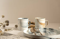 穏やかで、リラックスした雰囲気を漂わせる『Luca (ルカ)』シリーズ。ストンと飾らないシンプルな形状で、ゆったりと空間美をお愉しみいただけます。時間にも空間にもゆとりを持って、贅沢な大人なひとときを。大理石のような真っ白で艷やかな釉薬に、ゆらゆらと揺れ交じるマーブル柄が美しい。