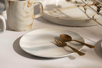 穏やかで、リラックスした雰囲気を漂わせる『Luca (ルカ)』シリーズ。フラットな形状が印象的。敢えて余白をたっぷりとったシンプルな盛り付けがよく似合います。時間にも空間にもゆとりを持って、贅沢な大人なひとときを愉しみたいですね。大理石のような真っ白で艷やかな釉薬に、ゆらゆらと揺れ交じるマーブル柄が美しい「オーブブラウン」。おうち時間をちょっと特別なものに。洗練された空間をそっと演出してくれます。