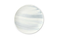 穏やかで、リラックスした雰囲気を漂わせる『Luca (ルカ)』シリーズ。フラットな形状が印象的。敢えて余白をたっぷりとったシンプルな盛り付けがよく似合います。時間にも空間にもゆとりを持って、贅沢な大人なひとときを愉しみたいですね。大理石のような真っ白で艷やかな釉薬に、ゆらゆらと揺れ交じるマーブル柄が美しい「オーブブラウン」。おうち時間をちょっと特別なものに。洗練された空間をそっと演出してくれます。