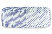 人気の白山陶器の中でも、ベストセラーアイテムの1つ、重ね縞です。デザインの美しさと楽しさを併せ持つお皿です。幅の違う2つのラインで遊び心をさりげなく演出しています。それでもスタイリッシュで上品なのは、形状にこだわりがあるから。お皿の端を少し反らせて、どんなお料理にもさらなる魅力を与えてくれます。様々なシーンでマルチに活躍してくれるようにサイズ、形を展開しています。