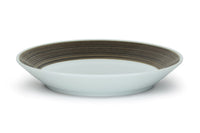 とてもシャープな線を彫りこんである「麻の糸」シリーズです。それぞれの色をていねいに染め上げた手仕事がここにあります。麻糸のような繊細で心地よい色合いがあり、白磁との調和も格別。それぞれに工夫されたフォルムも、多種多様な今の食のリズムにマッチしています。