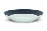 とてもシャープな線を彫りこんである「麻の糸」シリーズです。それぞれの色をていねいに染め上げた手仕事がここにあります。麻糸のような繊細で心地よい色合いがあり、白磁との調和も格別。それぞれに工夫されたフォルムも、多種多様な今の食のリズムにマッチしています。