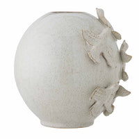 Bloomingville(ブルーミングヴィル)は2000年にデンマークで誕生した北欧インテリアブランドです。創業者ベティーナ・スタメのもと、北欧デザインの伝統に現代的な感性を融合させた製品を展開し、シンプルで温かみのあるライフスタイルを提案しています。ナチュラルな素材や落ち着いた色合いが特徴で、リビングやキッチン、バスルーム、子供部屋などさまざまな空間に自然に調和し、心地よさをもたらします。テーブルウェア、北欧雑貨、キッズアイテムまで幅広く揃え、使いやすさと美しさを兼ね備えたデザインで暮らしを彩ります。「小さな変化で大きな幸せを」というコンセプトのもと、手の届く価格で上質な北欧スタイルを日常に取り入れることができるのも魅力です。ナチュラルインテリアやシンプルモダンな空間づくりに関心のある方に最適なブランドとして、Bloomingvilleはヨーロッパを中心に世界中で高く評価されています。