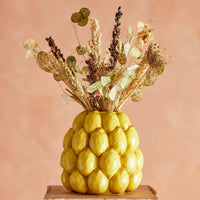 Bloomingville(ブルーミングヴィル)は2000年にデンマークで誕生した北欧インテリアブランドです。創業者ベティーナ・スタメのもと、北欧デザインの伝統に現代的な感性を融合させた製品を展開し、シンプルで温かみのあるライフスタイルを提案しています。ナチュラルな素材や落ち着いた色合いが特徴で、リビングやキッチン、バスルーム、子供部屋などさまざまな空間に自然に調和し、心地よさをもたらします。テーブルウェア、北欧雑貨、キッズアイテムまで幅広く揃え、使いやすさと美しさを兼ね備えたデザインで暮らしを彩ります。「小さな変化で大きな幸せを」というコンセプトのもと、手の届く価格で上質な北欧スタイルを日常に取り入れることができるのも魅力です。ナチュラルインテリアやシンプルモダンな空間づくりに関心のある方に最適なブランドとして、Bloomingvilleはヨーロッパを中心に世界中で高く評価されています。