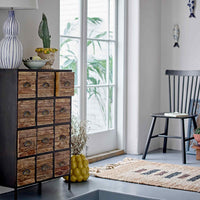 Bloomingville(ブルーミングヴィル)は2000年にデンマークで誕生した北欧インテリアブランドです。創業者ベティーナ・スタメのもと、北欧デザインの伝統に現代的な感性を融合させた製品を展開し、シンプルで温かみのあるライフスタイルを提案しています。ナチュラルな素材や落ち着いた色合いが特徴で、リビングやキッチン、バスルーム、子供部屋などさまざまな空間に自然に調和し、心地よさをもたらします。テーブルウェア、北欧雑貨、キッズアイテムまで幅広く揃え、使いやすさと美しさを兼ね備えたデザインで暮らしを彩ります。「小さな変化で大きな幸せを」というコンセプトのもと、手の届く価格で上質な北欧スタイルを日常に取り入れることができるのも魅力です。ナチュラルインテリアやシンプルモダンな空間づくりに関心のある方に最適なブランドとして、Bloomingvilleはヨーロッパを中心に世界中で高く評価されています。