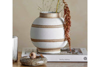 Bloomingvilleは、2000年にデンマークで設立されました。たった2名でスタートした会社は今ではヨーロッパ内40名を超える従業員と、40を超える代理店にまで成長しました。Bloomingvilleの空想的なデザインの製品は全て会社の専属デザイナーによって開発されています。フランスのブロカントに影響を受け、ノスタルジックなスカンジナビアデザインと最新のデザインを融合させたユニークなデザインに仕上がっています。