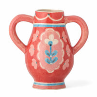 Bloomingville(ブルーミングヴィル)は2000年にデンマークで誕生した北欧インテリアブランドです。創業者ベティーナ・スタメのもと、北欧デザインの伝統に現代的な感性を融合させた製品を展開し、シンプルで温かみのあるライフスタイルを提案しています。ナチュラルな素材や落ち着いた色合いが特徴で、リビングやキッチン、バスルーム、子供部屋などさまざまな空間に自然に調和し、心地よさをもたらします。テーブルウェア、北欧雑貨、キッズアイテムまで幅広く揃え、使いやすさと美しさを兼ね備えたデザインで暮らしを彩ります。「小さな変化で大きな幸せを」というコンセプトのもと、手の届く価格で上質な北欧スタイルを日常に取り入れることができるのも魅力です。ナチュラルインテリアやシンプルモダンな空間づくりに関心のある方に最適なブランドとして、Bloomingvilleはヨーロッパを中心に世界中で高く評価されています。