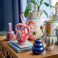 Bloomingville(ブルーミングヴィル)は2000年にデンマークで誕生した北欧インテリアブランドです。創業者ベティーナ・スタメのもと、北欧デザインの伝統に現代的な感性を融合させた製品を展開し、シンプルで温かみのあるライフスタイルを提案しています。ナチュラルな素材や落ち着いた色合いが特徴で、リビングやキッチン、バスルーム、子供部屋などさまざまな空間に自然に調和し、心地よさをもたらします。テーブルウェア、北欧雑貨、キッズアイテムまで幅広く揃え、使いやすさと美しさを兼ね備えたデザインで暮らしを彩ります。「小さな変化で大きな幸せを」というコンセプトのもと、手の届く価格で上質な北欧スタイルを日常に取り入れることができるのも魅力です。ナチュラルインテリアやシンプルモダンな空間づくりに関心のある方に最適なブランドとして、Bloomingvilleはヨーロッパを中心に世界中で高く評価されています。