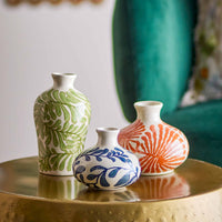 Bloomingville(ブルーミングヴィル)は2000年にデンマークで誕生した北欧インテリアブランドです。創業者ベティーナ・スタメのもと、北欧デザインの伝統に現代的な感性を融合させた製品を展開し、シンプルで温かみのあるライフスタイルを提案しています。ナチュラルな素材や落ち着いた色合いが特徴で、リビングやキッチン、バスルーム、子供部屋などさまざまな空間に自然に調和し、心地よさをもたらします。テーブルウェア、北欧雑貨、キッズアイテムまで幅広く揃え、使いやすさと美しさを兼ね備えたデザインで暮らしを彩ります。「小さな変化で大きな幸せを」というコンセプトのもと、手の届く価格で上質な北欧スタイルを日常に取り入れることができるのも魅力です。ナチュラルインテリアやシンプルモダンな空間づくりに関心のある方に最適なブランドとして、Bloomingvilleはヨーロッパを中心に世界中で高く評価されています。