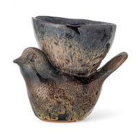 Bloomingville(ブルーミングヴィル)は2000年にデンマークで誕生した北欧インテリアブランドです。創業者ベティーナ・スタメのもと、北欧デザインの伝統に現代的な感性を融合させた製品を展開し、シンプルで温かみのあるライフスタイルを提案しています。ナチュラルな素材や落ち着いた色合いが特徴で、リビングやキッチン、バスルーム、子供部屋などさまざまな空間に自然に調和し、心地よさをもたらします。テーブルウェア、北欧雑貨、キッズアイテムまで幅広く揃え、使いやすさと美しさを兼ね備えたデザインで暮らしを彩ります。「小さな変化で大きな幸せを」というコンセプトのもと、手の届く価格で上質な北欧スタイルを日常に取り入れることができるのも魅力です。ナチュラルインテリアやシンプルモダンな空間づくりに関心のある方に最適なブランドとして、Bloomingvilleはヨーロッパを中心に世界中で高く評価されています。