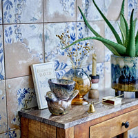 Bloomingville(ブルーミングヴィル)は2000年にデンマークで誕生した北欧インテリアブランドです。創業者ベティーナ・スタメのもと、北欧デザインの伝統に現代的な感性を融合させた製品を展開し、シンプルで温かみのあるライフスタイルを提案しています。ナチュラルな素材や落ち着いた色合いが特徴で、リビングやキッチン、バスルーム、子供部屋などさまざまな空間に自然に調和し、心地よさをもたらします。テーブルウェア、北欧雑貨、キッズアイテムまで幅広く揃え、使いやすさと美しさを兼ね備えたデザインで暮らしを彩ります。「小さな変化で大きな幸せを」というコンセプトのもと、手の届く価格で上質な北欧スタイルを日常に取り入れることができるのも魅力です。ナチュラルインテリアやシンプルモダンな空間づくりに関心のある方に最適なブランドとして、Bloomingvilleはヨーロッパを中心に世界中で高く評価されています。