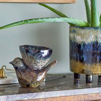 Bloomingville(ブルーミングヴィル)は2000年にデンマークで誕生した北欧インテリアブランドです。創業者ベティーナ・スタメのもと、北欧デザインの伝統に現代的な感性を融合させた製品を展開し、シンプルで温かみのあるライフスタイルを提案しています。ナチュラルな素材や落ち着いた色合いが特徴で、リビングやキッチン、バスルーム、子供部屋などさまざまな空間に自然に調和し、心地よさをもたらします。テーブルウェア、北欧雑貨、キッズアイテムまで幅広く揃え、使いやすさと美しさを兼ね備えたデザインで暮らしを彩ります。「小さな変化で大きな幸せを」というコンセプトのもと、手の届く価格で上質な北欧スタイルを日常に取り入れることができるのも魅力です。ナチュラルインテリアやシンプルモダンな空間づくりに関心のある方に最適なブランドとして、Bloomingvilleはヨーロッパを中心に世界中で高く評価されています。