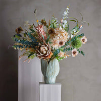 Bloomingville(ブルーミングヴィル)は2000年にデンマークで誕生した北欧インテリアブランドです。創業者ベティーナ・スタメのもと、北欧デザインの伝統に現代的な感性を融合させた製品を展開し、シンプルで温かみのあるライフスタイルを提案しています。ナチュラルな素材や落ち着いた色合いが特徴で、リビングやキッチン、バスルーム、子供部屋などさまざまな空間に自然に調和し、心地よさをもたらします。テーブルウェア、北欧雑貨、キッズアイテムまで幅広く揃え、使いやすさと美しさを兼ね備えたデザインで暮らしを彩ります。「小さな変化で大きな幸せを」というコンセプトのもと、手の届く価格で上質な北欧スタイルを日常に取り入れることができるのも魅力です。ナチュラルインテリアやシンプルモダンな空間づくりに関心のある方に最適なブランドとして、Bloomingvilleはヨーロッパを中心に世界中で高く評価されています。