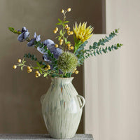 Bloomingville(ブルーミングヴィル)は2000年にデンマークで誕生した北欧インテリアブランドです。創業者ベティーナ・スタメのもと、北欧デザインの伝統に現代的な感性を融合させた製品を展開し、シンプルで温かみのあるライフスタイルを提案しています。ナチュラルな素材や落ち着いた色合いが特徴で、リビングやキッチン、バスルーム、子供部屋などさまざまな空間に自然に調和し、心地よさをもたらします。テーブルウェア、北欧雑貨、キッズアイテムまで幅広く揃え、使いやすさと美しさを兼ね備えたデザインで暮らしを彩ります。「小さな変化で大きな幸せを」というコンセプトのもと、手の届く価格で上質な北欧スタイルを日常に取り入れることができるのも魅力です。ナチュラルインテリアやシンプルモダンな空間づくりに関心のある方に最適なブランドとして、Bloomingvilleはヨーロッパを中心に世界中で高く評価されています。