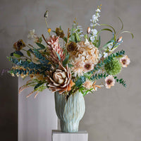 Bloomingville(ブルーミングヴィル)は2000年にデンマークで誕生した北欧インテリアブランドです。創業者ベティーナ・スタメのもと、北欧デザインの伝統に現代的な感性を融合させた製品を展開し、シンプルで温かみのあるライフスタイルを提案しています。ナチュラルな素材や落ち着いた色合いが特徴で、リビングやキッチン、バスルーム、子供部屋などさまざまな空間に自然に調和し、心地よさをもたらします。テーブルウェア、北欧雑貨、キッズアイテムまで幅広く揃え、使いやすさと美しさを兼ね備えたデザインで暮らしを彩ります。「小さな変化で大きな幸せを」というコンセプトのもと、手の届く価格で上質な北欧スタイルを日常に取り入れることができるのも魅力です。ナチュラルインテリアやシンプルモダンな空間づくりに関心のある方に最適なブランドとして、Bloomingvilleはヨーロッパを中心に世界中で高く評価されています。