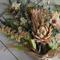 Bloomingville(ブルーミングヴィル)は2000年にデンマークで誕生した北欧インテリアブランドです。創業者ベティーナ・スタメのもと、北欧デザインの伝統に現代的な感性を融合させた製品を展開し、シンプルで温かみのあるライフスタイルを提案しています。ナチュラルな素材や落ち着いた色合いが特徴で、リビングやキッチン、バスルーム、子供部屋などさまざまな空間に自然に調和し、心地よさをもたらします。テーブルウェア、北欧雑貨、キッズアイテムまで幅広く揃え、使いやすさと美しさを兼ね備えたデザインで暮らしを彩ります。「小さな変化で大きな幸せを」というコンセプトのもと、手の届く価格で上質な北欧スタイルを日常に取り入れることができるのも魅力です。ナチュラルインテリアやシンプルモダンな空間づくりに関心のある方に最適なブランドとして、Bloomingvilleはヨーロッパを中心に世界中で高く評価されています。