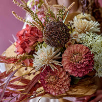 Bloomingville(ブルーミングヴィル)は2000年にデンマークで誕生した北欧インテリアブランドです。創業者ベティーナ・スタメのもと、北欧デザインの伝統に現代的な感性を融合させた製品を展開し、シンプルで温かみのあるライフスタイルを提案しています。ナチュラルな素材や落ち着いた色合いが特徴で、リビングやキッチン、バスルーム、子供部屋などさまざまな空間に自然に調和し、心地よさをもたらします。テーブルウェア、北欧雑貨、キッズアイテムまで幅広く揃え、使いやすさと美しさを兼ね備えたデザインで暮らしを彩ります。「小さな変化で大きな幸せを」というコンセプトのもと、手の届く価格で上質な北欧スタイルを日常に取り入れることができるのも魅力です。ナチュラルインテリアやシンプルモダンな空間づくりに関心のある方に最適なブランドとして、Bloomingvilleはヨーロッパを中心に世界中で高く評価されています。