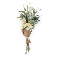 Bloomingville(ブルーミングヴィル)は2000年にデンマークで誕生した北欧インテリアブランドです。創業者ベティーナ・スタメのもと、北欧デザインの伝統に現代的な感性を融合させた製品を展開し、シンプルで温かみのあるライフスタイルを提案しています。ナチュラルな素材や落ち着いた色合いが特徴で、リビングやキッチン、バスルーム、子供部屋などさまざまな空間に自然に調和し、心地よさをもたらします。テーブルウェア、北欧雑貨、キッズアイテムまで幅広く揃え、使いやすさと美しさを兼ね備えたデザインで暮らしを彩ります。「小さな変化で大きな幸せを」というコンセプトのもと、手の届く価格で上質な北欧スタイルを日常に取り入れることができるのも魅力です。ナチュラルインテリアやシンプルモダンな空間づくりに関心のある方に最適なブランドとして、Bloomingvilleはヨーロッパを中心に世界中で高く評価されています。