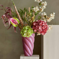 Bloomingville(ブルーミングヴィル)は2000年にデンマークで誕生した北欧インテリアブランドです。創業者ベティーナ・スタメのもと、北欧デザインの伝統に現代的な感性を融合させた製品を展開し、シンプルで温かみのあるライフスタイルを提案しています。ナチュラルな素材や落ち着いた色合いが特徴で、リビングやキッチン、バスルーム、子供部屋などさまざまな空間に自然に調和し、心地よさをもたらします。テーブルウェア、北欧雑貨、キッズアイテムまで幅広く揃え、使いやすさと美しさを兼ね備えたデザインで暮らしを彩ります。「小さな変化で大きな幸せを」というコンセプトのもと、手の届く価格で上質な北欧スタイルを日常に取り入れることができるのも魅力です。ナチュラルインテリアやシンプルモダンな空間づくりに関心のある方に最適なブランドとして、Bloomingvilleはヨーロッパを中心に世界中で高く評価されています。