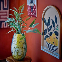 Bloomingville(ブルーミングヴィル)は2000年にデンマークで誕生した北欧インテリアブランドです。創業者ベティーナ・スタメのもと、北欧デザインの伝統に現代的な感性を融合させた製品を展開し、シンプルで温かみのあるライフスタイルを提案しています。ナチュラルな素材や落ち着いた色合いが特徴で、リビングやキッチン、バスルーム、子供部屋などさまざまな空間に自然に調和し、心地よさをもたらします。テーブルウェア、北欧雑貨、キッズアイテムまで幅広く揃え、使いやすさと美しさを兼ね備えたデザインで暮らしを彩ります。「小さな変化で大きな幸せを」というコンセプトのもと、手の届く価格で上質な北欧スタイルを日常に取り入れることができるのも魅力です。ナチュラルインテリアやシンプルモダンな空間づくりに関心のある方に最適なブランドとして、Bloomingvilleはヨーロッパを中心に世界中で高く評価されています。