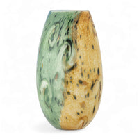 Bloomingville(ブルーミングヴィル)は2000年にデンマークで誕生した北欧インテリアブランドです。創業者ベティーナ・スタメのもと、北欧デザインの伝統に現代的な感性を融合させた製品を展開し、シンプルで温かみのあるライフスタイルを提案しています。ナチュラルな素材や落ち着いた色合いが特徴で、リビングやキッチン、バスルーム、子供部屋などさまざまな空間に自然に調和し、心地よさをもたらします。テーブルウェア、北欧雑貨、キッズアイテムまで幅広く揃え、使いやすさと美しさを兼ね備えたデザインで暮らしを彩ります。「小さな変化で大きな幸せを」というコンセプトのもと、手の届く価格で上質な北欧スタイルを日常に取り入れることができるのも魅力です。ナチュラルインテリアやシンプルモダンな空間づくりに関心のある方に最適なブランドとして、Bloomingvilleはヨーロッパを中心に世界中で高く評価されています。