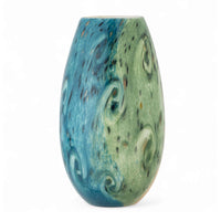 Bloomingville(ブルーミングヴィル)は2000年にデンマークで誕生した北欧インテリアブランドです。創業者ベティーナ・スタメのもと、北欧デザインの伝統に現代的な感性を融合させた製品を展開し、シンプルで温かみのあるライフスタイルを提案しています。ナチュラルな素材や落ち着いた色合いが特徴で、リビングやキッチン、バスルーム、子供部屋などさまざまな空間に自然に調和し、心地よさをもたらします。テーブルウェア、北欧雑貨、キッズアイテムまで幅広く揃え、使いやすさと美しさを兼ね備えたデザインで暮らしを彩ります。「小さな変化で大きな幸せを」というコンセプトのもと、手の届く価格で上質な北欧スタイルを日常に取り入れることができるのも魅力です。ナチュラルインテリアやシンプルモダンな空間づくりに関心のある方に最適なブランドとして、Bloomingvilleはヨーロッパを中心に世界中で高く評価されています。