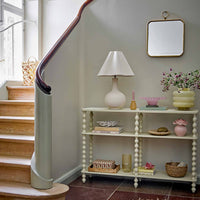 Bloomingville(ブルーミングヴィル)は2000年にデンマークで誕生した北欧インテリアブランドです。創業者ベティーナ・スタメのもと、北欧デザインの伝統に現代的な感性を融合させた製品を展開し、シンプルで温かみのあるライフスタイルを提案しています。ナチュラルな素材や落ち着いた色合いが特徴で、リビングやキッチン、バスルーム、子供部屋などさまざまな空間に自然に調和し、心地よさをもたらします。テーブルウェア、北欧雑貨、キッズアイテムまで幅広く揃え、使いやすさと美しさを兼ね備えたデザインで暮らしを彩ります。「小さな変化で大きな幸せを」というコンセプトのもと、手の届く価格で上質な北欧スタイルを日常に取り入れることができるのも魅力です。ナチュラルインテリアやシンプルモダンな空間づくりに関心のある方に最適なブランドとして、Bloomingvilleはヨーロッパを中心に世界中で高く評価されています。