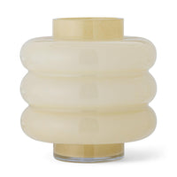 Bloomingville(ブルーミングヴィル)は2000年にデンマークで誕生した北欧インテリアブランドです。創業者ベティーナ・スタメのもと、北欧デザインの伝統に現代的な感性を融合させた製品を展開し、シンプルで温かみのあるライフスタイルを提案しています。ナチュラルな素材や落ち着いた色合いが特徴で、リビングやキッチン、バスルーム、子供部屋などさまざまな空間に自然に調和し、心地よさをもたらします。テーブルウェア、北欧雑貨、キッズアイテムまで幅広く揃え、使いやすさと美しさを兼ね備えたデザインで暮らしを彩ります。「小さな変化で大きな幸せを」というコンセプトのもと、手の届く価格で上質な北欧スタイルを日常に取り入れることができるのも魅力です。ナチュラルインテリアやシンプルモダンな空間づくりに関心のある方に最適なブランドとして、Bloomingvilleはヨーロッパを中心に世界中で高く評価されています。