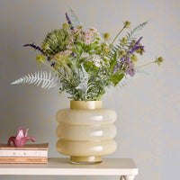 Bloomingville(ブルーミングヴィル)は2000年にデンマークで誕生した北欧インテリアブランドです。創業者ベティーナ・スタメのもと、北欧デザインの伝統に現代的な感性を融合させた製品を展開し、シンプルで温かみのあるライフスタイルを提案しています。ナチュラルな素材や落ち着いた色合いが特徴で、リビングやキッチン、バスルーム、子供部屋などさまざまな空間に自然に調和し、心地よさをもたらします。テーブルウェア、北欧雑貨、キッズアイテムまで幅広く揃え、使いやすさと美しさを兼ね備えたデザインで暮らしを彩ります。「小さな変化で大きな幸せを」というコンセプトのもと、手の届く価格で上質な北欧スタイルを日常に取り入れることができるのも魅力です。ナチュラルインテリアやシンプルモダンな空間づくりに関心のある方に最適なブランドとして、Bloomingvilleはヨーロッパを中心に世界中で高く評価されています。