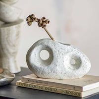 Bloomingville(ブルーミングヴィル)は2000年にデンマークで誕生した北欧インテリアブランドです。創業者ベティーナ・スタメのもと、北欧デザインの伝統に現代的な感性を融合させた製品を展開し、シンプルで温かみのあるライフスタイルを提案しています。ナチュラルな素材や落ち着いた色合いが特徴で、リビングやキッチン、バスルーム、子供部屋などさまざまな空間に自然に調和し、心地よさをもたらします。テーブルウェア、北欧雑貨、キッズアイテムまで幅広く揃え、使いやすさと美しさを兼ね備えたデザインで暮らしを彩ります。「小さな変化で大きな幸せを」というコンセプトのもと、手の届く価格で上質な北欧スタイルを日常に取り入れることができるのも魅力です。ナチュラルインテリアやシンプルモダンな空間づくりに関心のある方に最適なブランドとして、Bloomingvilleはヨーロッパを中心に世界中で高く評価されています。