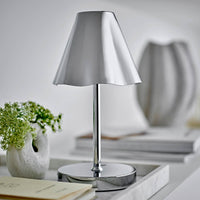 Bloomingville(ブルーミングヴィル)は2000年にデンマークで誕生した北欧インテリアブランドです。創業者ベティーナ・スタメのもと、北欧デザインの伝統に現代的な感性を融合させた製品を展開し、シンプルで温かみのあるライフスタイルを提案しています。ナチュラルな素材や落ち着いた色合いが特徴で、リビングやキッチン、バスルーム、子供部屋などさまざまな空間に自然に調和し、心地よさをもたらします。テーブルウェア、北欧雑貨、キッズアイテムまで幅広く揃え、使いやすさと美しさを兼ね備えたデザインで暮らしを彩ります。「小さな変化で大きな幸せを」というコンセプトのもと、手の届く価格で上質な北欧スタイルを日常に取り入れることができるのも魅力です。ナチュラルインテリアやシンプルモダンな空間づくりに関心のある方に最適なブランドとして、Bloomingvilleはヨーロッパを中心に世界中で高く評価されています。