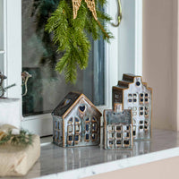 Bloomingville(ブルーミングヴィル)は2000年にデンマークで誕生した北欧インテリアブランドです。創業者ベティーナ・スタメのもと、北欧デザインの伝統に現代的な感性を融合させた製品を展開し、シンプルで温かみのあるライフスタイルを提案しています。ナチュラルな素材や落ち着いた色合いが特徴で、リビングやキッチン、バスルーム、子供部屋などさまざまな空間に自然に調和し、心地よさをもたらします。テーブルウェア、北欧雑貨、キッズアイテムまで幅広く揃え、使いやすさと美しさを兼ね備えたデザインで暮らしを彩ります。「小さな変化で大きな幸せを」というコンセプトのもと、手の届く価格で上質な北欧スタイルを日常に取り入れることができるのも魅力です。ナチュラルインテリアやシンプルモダンな空間づくりに関心のある方に最適なブランドとして、Bloomingvilleはヨーロッパを中心に世界中で高く評価されています。