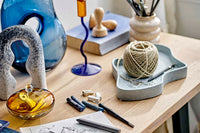 Bloomingvilleは、2000年にデンマークで設立されました。たった2名でスタートした会社は今ではヨーロッパ内40名を超える従業員と、40を超える代理店にまで成長しました。Bloomingvilleの空想的なデザインの製品は全て会社の専属デザイナーによって開発されています。フランスのブロカントに影響を受け、ノスタルジックなスカンジナビアデザインと最新のデザインを融合させたユニークなデザインに仕上がっています。