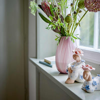 Bloomingville(ブルーミングヴィル)は2000年にデンマークで誕生した北欧インテリアブランドです。創業者ベティーナ・スタメのもと、北欧デザインの伝統に現代的な感性を融合させた製品を展開し、シンプルで温かみのあるライフスタイルを提案しています。ナチュラルな素材や落ち着いた色合いが特徴で、リビングやキッチン、バスルーム、子供部屋などさまざまな空間に自然に調和し、心地よさをもたらします。テーブルウェア、北欧雑貨、キッズアイテムまで幅広く揃え、使いやすさと美しさを兼ね備えたデザインで暮らしを彩ります。「小さな変化で大きな幸せを」というコンセプトのもと、手の届く価格で上質な北欧スタイルを日常に取り入れることができるのも魅力です。ナチュラルインテリアやシンプルモダンな空間づくりに関心のある方に最適なブランドとして、Bloomingvilleはヨーロッパを中心に世界中で高く評価されています。