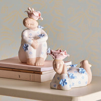 Bloomingville(ブルーミングヴィル)は2000年にデンマークで誕生した北欧インテリアブランドです。創業者ベティーナ・スタメのもと、北欧デザインの伝統に現代的な感性を融合させた製品を展開し、シンプルで温かみのあるライフスタイルを提案しています。ナチュラルな素材や落ち着いた色合いが特徴で、リビングやキッチン、バスルーム、子供部屋などさまざまな空間に自然に調和し、心地よさをもたらします。テーブルウェア、北欧雑貨、キッズアイテムまで幅広く揃え、使いやすさと美しさを兼ね備えたデザインで暮らしを彩ります。「小さな変化で大きな幸せを」というコンセプトのもと、手の届く価格で上質な北欧スタイルを日常に取り入れることができるのも魅力です。ナチュラルインテリアやシンプルモダンな空間づくりに関心のある方に最適なブランドとして、Bloomingvilleはヨーロッパを中心に世界中で高く評価されています。