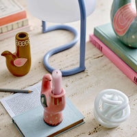 Bloomingville(ブルーミングヴィル)は2000年にデンマークで誕生した北欧インテリアブランドです。創業者ベティーナ・スタメのもと、北欧デザインの伝統に現代的な感性を融合させた製品を展開し、シンプルで温かみのあるライフスタイルを提案しています。ナチュラルな素材や落ち着いた色合いが特徴で、リビングやキッチン、バスルーム、子供部屋などさまざまな空間に自然に調和し、心地よさをもたらします。テーブルウェア、北欧雑貨、キッズアイテムまで幅広く揃え、使いやすさと美しさを兼ね備えたデザインで暮らしを彩ります。「小さな変化で大きな幸せを」というコンセプトのもと、手の届く価格で上質な北欧スタイルを日常に取り入れることができるのも魅力です。ナチュラルインテリアやシンプルモダンな空間づくりに関心のある方に最適なブランドとして、Bloomingvilleはヨーロッパを中心に世界中で高く評価されています。