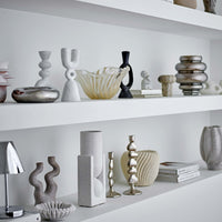 Bloomingville(ブルーミングヴィル)は2000年にデンマークで誕生した北欧インテリアブランドです。創業者ベティーナ・スタメのもと、北欧デザインの伝統に現代的な感性を融合させた製品を展開し、シンプルで温かみのあるライフスタイルを提案しています。ナチュラルな素材や落ち着いた色合いが特徴で、リビングやキッチン、バスルーム、子供部屋などさまざまな空間に自然に調和し、心地よさをもたらします。テーブルウェア、北欧雑貨、キッズアイテムまで幅広く揃え、使いやすさと美しさを兼ね備えたデザインで暮らしを彩ります。「小さな変化で大きな幸せを」というコンセプトのもと、手の届く価格で上質な北欧スタイルを日常に取り入れることができるのも魅力です。ナチュラルインテリアやシンプルモダンな空間づくりに関心のある方に最適なブランドとして、Bloomingvilleはヨーロッパを中心に世界中で高く評価されています。