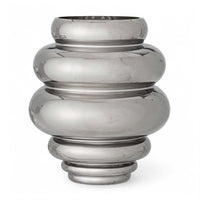 Bloomingville(ブルーミングヴィル)は2000年にデンマークで誕生した北欧インテリアブランドです。創業者ベティーナ・スタメのもと、北欧デザインの伝統に現代的な感性を融合させた製品を展開し、シンプルで温かみのあるライフスタイルを提案しています。ナチュラルな素材や落ち着いた色合いが特徴で、リビングやキッチン、バスルーム、子供部屋などさまざまな空間に自然に調和し、心地よさをもたらします。テーブルウェア、北欧雑貨、キッズアイテムまで幅広く揃え、使いやすさと美しさを兼ね備えたデザインで暮らしを彩ります。「小さな変化で大きな幸せを」というコンセプトのもと、手の届く価格で上質な北欧スタイルを日常に取り入れることができるのも魅力です。ナチュラルインテリアやシンプルモダンな空間づくりに関心のある方に最適なブランドとして、Bloomingvilleはヨーロッパを中心に世界中で高く評価されています。