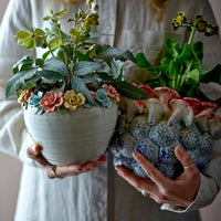 Bloomingville(ブルーミングヴィル)は2000年にデンマークで誕生した北欧インテリアブランドです。創業者ベティーナ・スタメのもと、北欧デザインの伝統に現代的な感性を融合させた製品を展開し、シンプルで温かみのあるライフスタイルを提案しています。ナチュラルな素材や落ち着いた色合いが特徴で、リビングやキッチン、バスルーム、子供部屋などさまざまな空間に自然に調和し、心地よさをもたらします。テーブルウェア、北欧雑貨、キッズアイテムまで幅広く揃え、使いやすさと美しさを兼ね備えたデザインで暮らしを彩ります。「小さな変化で大きな幸せを」というコンセプトのもと、手の届く価格で上質な北欧スタイルを日常に取り入れることができるのも魅力です。ナチュラルインテリアやシンプルモダンな空間づくりに関心のある方に最適なブランドとして、Bloomingvilleはヨーロッパを中心に世界中で高く評価されています。