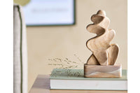 Bloomingvilleは、2000年にデンマークで設立されました。たった2名でスタートした会社は今ではヨーロッパ内40名を超える従業員と、40を超える代理店にまで成長しました。Bloomingvilleの空想的なデザインの製品は全て会社の専属デザイナーによって開発されています。フランスのブロカントに影響を受け、ノスタルジックなスカンジナビアデザインと最新のデザインを融合させたユニークなデザインに仕上がっています。