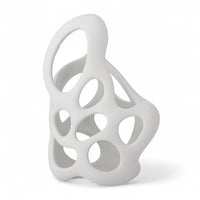 Bloomingville(ブルーミングヴィル)は2000年にデンマークで誕生した北欧インテリアブランドです。創業者ベティーナ・スタメのもと、北欧デザインの伝統に現代的な感性を融合させた製品を展開し、シンプルで温かみのあるライフスタイルを提案しています。ナチュラルな素材や落ち着いた色合いが特徴で、リビングやキッチン、バスルーム、子供部屋などさまざまな空間に自然に調和し、心地よさをもたらします。テーブルウェア、北欧雑貨、キッズアイテムまで幅広く揃え、使いやすさと美しさを兼ね備えたデザインで暮らしを彩ります。「小さな変化で大きな幸せを」というコンセプトのもと、手の届く価格で上質な北欧スタイルを日常に取り入れることができるのも魅力です。ナチュラルインテリアやシンプルモダンな空間づくりに関心のある方に最適なブランドとして、Bloomingvilleはヨーロッパを中心に世界中で高く評価されています。