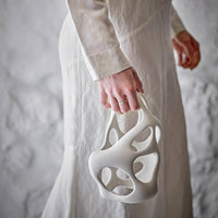 Bloomingville(ブルーミングヴィル)は2000年にデンマークで誕生した北欧インテリアブランドです。創業者ベティーナ・スタメのもと、北欧デザインの伝統に現代的な感性を融合させた製品を展開し、シンプルで温かみのあるライフスタイルを提案しています。ナチュラルな素材や落ち着いた色合いが特徴で、リビングやキッチン、バスルーム、子供部屋などさまざまな空間に自然に調和し、心地よさをもたらします。テーブルウェア、北欧雑貨、キッズアイテムまで幅広く揃え、使いやすさと美しさを兼ね備えたデザインで暮らしを彩ります。「小さな変化で大きな幸せを」というコンセプトのもと、手の届く価格で上質な北欧スタイルを日常に取り入れることができるのも魅力です。ナチュラルインテリアやシンプルモダンな空間づくりに関心のある方に最適なブランドとして、Bloomingvilleはヨーロッパを中心に世界中で高く評価されています。