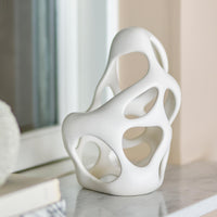 Bloomingville(ブルーミングヴィル)は2000年にデンマークで誕生した北欧インテリアブランドです。創業者ベティーナ・スタメのもと、北欧デザインの伝統に現代的な感性を融合させた製品を展開し、シンプルで温かみのあるライフスタイルを提案しています。ナチュラルな素材や落ち着いた色合いが特徴で、リビングやキッチン、バスルーム、子供部屋などさまざまな空間に自然に調和し、心地よさをもたらします。テーブルウェア、北欧雑貨、キッズアイテムまで幅広く揃え、使いやすさと美しさを兼ね備えたデザインで暮らしを彩ります。「小さな変化で大きな幸せを」というコンセプトのもと、手の届く価格で上質な北欧スタイルを日常に取り入れることができるのも魅力です。ナチュラルインテリアやシンプルモダンな空間づくりに関心のある方に最適なブランドとして、Bloomingvilleはヨーロッパを中心に世界中で高く評価されています。