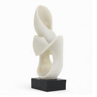 Bloomingville(ブルーミングヴィル)は2000年にデンマークで誕生した北欧インテリアブランドです。創業者ベティーナ・スタメのもと、北欧デザインの伝統に現代的な感性を融合させた製品を展開し、シンプルで温かみのあるライフスタイルを提案しています。ナチュラルな素材や落ち着いた色合いが特徴で、リビングやキッチン、バスルーム、子供部屋などさまざまな空間に自然に調和し、心地よさをもたらします。テーブルウェア、北欧雑貨、キッズアイテムまで幅広く揃え、使いやすさと美しさを兼ね備えたデザインで暮らしを彩ります。「小さな変化で大きな幸せを」というコンセプトのもと、手の届く価格で上質な北欧スタイルを日常に取り入れることができるのも魅力です。ナチュラルインテリアやシンプルモダンな空間づくりに関心のある方に最適なブランドとして、Bloomingvilleはヨーロッパを中心に世界中で高く評価されています。