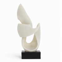 Bloomingville(ブルーミングヴィル)は2000年にデンマークで誕生した北欧インテリアブランドです。創業者ベティーナ・スタメのもと、北欧デザインの伝統に現代的な感性を融合させた製品を展開し、シンプルで温かみのあるライフスタイルを提案しています。ナチュラルな素材や落ち着いた色合いが特徴で、リビングやキッチン、バスルーム、子供部屋などさまざまな空間に自然に調和し、心地よさをもたらします。テーブルウェア、北欧雑貨、キッズアイテムまで幅広く揃え、使いやすさと美しさを兼ね備えたデザインで暮らしを彩ります。「小さな変化で大きな幸せを」というコンセプトのもと、手の届く価格で上質な北欧スタイルを日常に取り入れることができるのも魅力です。ナチュラルインテリアやシンプルモダンな空間づくりに関心のある方に最適なブランドとして、Bloomingvilleはヨーロッパを中心に世界中で高く評価されています。