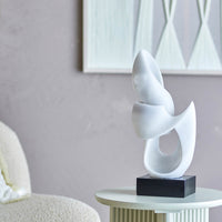 Bloomingville(ブルーミングヴィル)は2000年にデンマークで誕生した北欧インテリアブランドです。創業者ベティーナ・スタメのもと、北欧デザインの伝統に現代的な感性を融合させた製品を展開し、シンプルで温かみのあるライフスタイルを提案しています。ナチュラルな素材や落ち着いた色合いが特徴で、リビングやキッチン、バスルーム、子供部屋などさまざまな空間に自然に調和し、心地よさをもたらします。テーブルウェア、北欧雑貨、キッズアイテムまで幅広く揃え、使いやすさと美しさを兼ね備えたデザインで暮らしを彩ります。「小さな変化で大きな幸せを」というコンセプトのもと、手の届く価格で上質な北欧スタイルを日常に取り入れることができるのも魅力です。ナチュラルインテリアやシンプルモダンな空間づくりに関心のある方に最適なブランドとして、Bloomingvilleはヨーロッパを中心に世界中で高く評価されています。