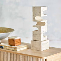 Bloomingville(ブルーミングヴィル)は2000年にデンマークで誕生した北欧インテリアブランドです。創業者ベティーナ・スタメのもと、北欧デザインの伝統に現代的な感性を融合させた製品を展開し、シンプルで温かみのあるライフスタイルを提案しています。ナチュラルな素材や落ち着いた色合いが特徴で、リビングやキッチン、バスルーム、子供部屋などさまざまな空間に自然に調和し、心地よさをもたらします。テーブルウェア、北欧雑貨、キッズアイテムまで幅広く揃え、使いやすさと美しさを兼ね備えたデザインで暮らしを彩ります。「小さな変化で大きな幸せを」というコンセプトのもと、手の届く価格で上質な北欧スタイルを日常に取り入れることができるのも魅力です。ナチュラルインテリアやシンプルモダンな空間づくりに関心のある方に最適なブランドとして、Bloomingvilleはヨーロッパを中心に世界中で高く評価されています。