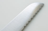 こちらの庖丁の特徴は、なんといっても「波刃ではない」パン切り庖丁の"切れ味"です。パンの切り口がなめらかで、パンくずがほとんどでません。刃が落ちる感じに切れ、思わず何枚も切りたくなる切れ味。断面がボソボソとしないため、バターやジャムも塗りやすく、サンドイッチのパンの耳落としも手を添える程度で切り落とせます。フランスパンのような皮が硬めのパンも先端部の波刃できっかけをつくることですっと切れるようになっています。堅くて腐りにくい栗材。さらに、その栗材をタダフサの特許技術から生まれた抗菌炭化木にしたものをハンドルに使用しています。木材そのものの質感を残した抗菌炭化木は、炭の一歩手前の状態にして菌が繁殖出来なくなり死滅してしまう木材です。また刃の部分は、ステンレス並みのクロームや炭素、モリブデン、バナジュウム等を含有する硬く粘りのある特殊合金を使用。鋭い切れ味を保ちやすいのが特長です。