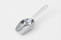 クリーニングのプロが開発した、オリジナルの粉末洗濯洗剤。「界面活性剤」の配合を0.5%以下に抑え、善玉バイオ(特殊酵素)で皮脂汚れ・油汚れを分解し落とします。微粒子で溶け残りの心配がなく、1回あたりおよそ20gと使用量少なくて済むため環境にも優しい洗剤です。黄ばみの原因でもある「界面活性剤」の衣類への残留がほとんど発生せず、すでに残留しているものも除去するため、洗うたびに衣類を白くします。また、善玉バイオが普段の洗濯で洗濯槽を綺麗にするため、部屋干し臭を防ぎます。本社がある北海道中標津町が酪農の町であることにちなみ、洗剤をミルク缶に入れました。特にギフトやお土産に人気です。空き缶を別用途で使用する方もいらっしゃいます。